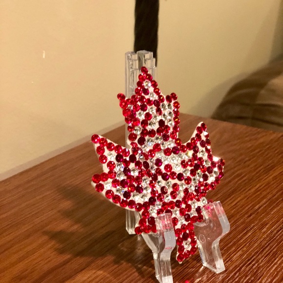 Canadian maple leaf - Picture 2 of 3